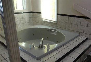 Econo Lodge Norwalk Buitenkant foto